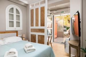 Anemómylos的住宿－Well Apartments by Skyloft Corfu，一间卧室设有一张床和一个滑动玻璃门