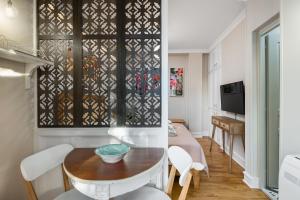 Habitación con mesa, sillas y ventana en Well Apartments by Skyloft Corfu en Anemómylos