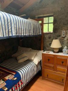 um quarto com um beliche e uma mesa de cabeceira em Hermosa cabaña en el bosque em Tres Marías