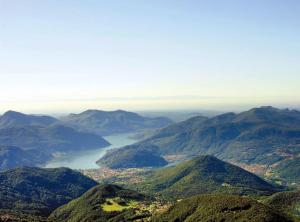 A general mountain view or a mountain view taken from A villát