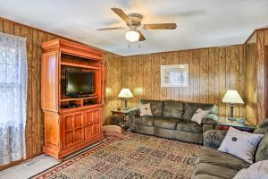 Χώρος καθιστικού στο Lake Waccamaw Home with Fenced Yard and Shared Pier!