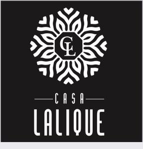 un logotipo en blanco y negro con un logotipo csa en CASA LALIQUE, en Ciudad de México