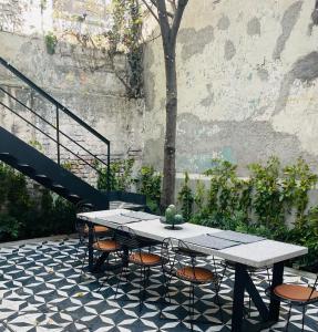 una mesa y sillas con un cactus en el patio en CASA LALIQUE, en Ciudad de México