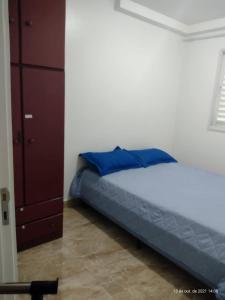 ein Schlafzimmer mit einem Bett und einer Kommode in der Unterkunft Apto São Bernardo do Campo 33 in São Bernardo do Campo