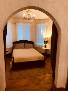 Cama ou camas em um quarto em Castle House, Old World Charm, Unique, WI-FI