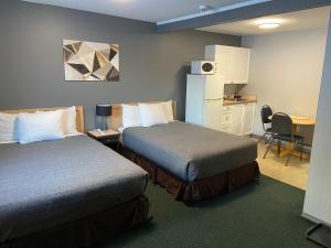 Monashee Lodge في ريفيلستوك: غرفة فندقية بسريرين ومكتب
