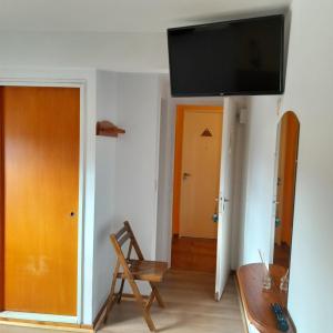 Televízia a/alebo spoločenská miestnosť v ubytovaní Hosteria Nuevo Pinar