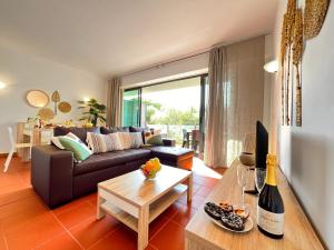 - un salon avec un canapé et une table dans l'établissement Residence Golf Club Vilamoura by Be Cherish, à Quarteira