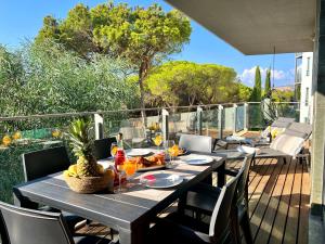 een houten terras met een tafel en stoelen op een patio bij Residence Golf Club Vilamoura by Be Cherish in Quarteira