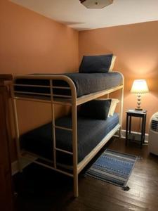 Katil dua tingkat atau katil-katil dua tingkat dalam bilik di Doyle House - Near Cooperstown Dreams Park 2