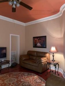 sala de estar con sofá y ventilador de techo en Doyle House - Near Cooperstown Dreams Park 2, en Milford