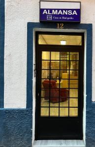 una puerta negra con una ventana en un edificio en Casa de Huéspedes Almansa, en Madrid