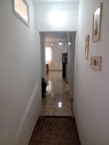 Un pasillo vacío con un pasillo cerrado en Hermoso departamento céntrico en Salta