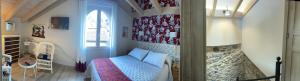 una camera con un letto e una parete con una finestra di Apartamentos Casa Isabale a Biescas