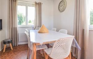 Televízia a/alebo spoločenská miestnosť v ubytovaní Nice Home In Saint-Aubin-Sur-Mer