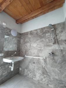 bagno con lavandino e doccia di Agricamping Corte Pianton a Pacengo di Lazise