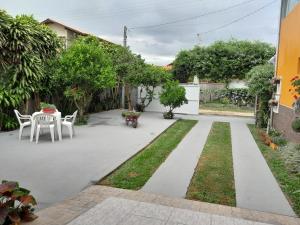 Un jardín fuera de Casa Completa no Rosa