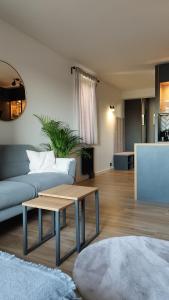ein Wohnzimmer mit einem Sofa und einem Couchtisch in der Unterkunft Apartment Between in Krakau