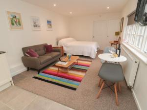 sala de estar con sofá y mesa en Silverbirch en Cornhill-on-tweed