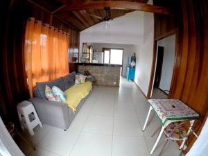 a living room with a couch and a table at Casa em Brotas com Piscina e Churrasqueira in Brotas