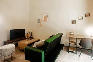 a living room with a green couch and a table at Aparment Playa Venao - D in Pedasí Town