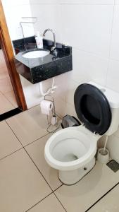 ein Bad mit einem WC und einem Waschbecken in der Unterkunft Casa em Brotas com Piscina e Churrasqueira in Brotas