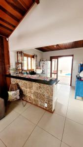 a kitchen with a stone counter top in a room at Casa em Brotas com Piscina e Churrasqueira in Brotas