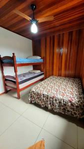 a bedroom with two bunk beds and a ceiling at Casa em Brotas com Piscina e Churrasqueira in Brotas