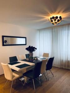 ein Esszimmer mit einem Tisch und Stühlen in der Unterkunft Wien-Appartement, Contactless - Self-Check-In in Wien