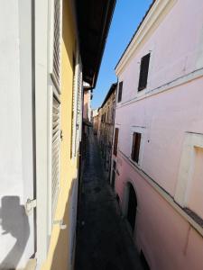 a narrow alley between two buildings at La Casa sul Duomo in Terni