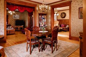 ein Esszimmer mit Tisch und Stühlen in der Unterkunft 1897 Beekman House Bed and Breakfast in Dundee