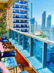 ドバイにあるFabolous Vacation Home in Dubai Marinaの市街の景色を望むバルコニー(椅子付)