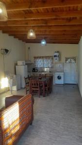 cocina y comedor con mesa y sillas en La Gemelita en Capilla del Monte