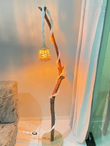 a lamp on a glass table with a tree sculpture at Casa Sóumi - Ubajara/CE in Ubajara +30 photos