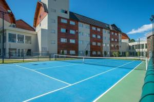 Instalaciones para jugar a tenis o squash en Apto em Gramado para 6 pessoas de 23 à 30 Novembro 2023 o alrededores
