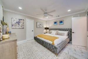 - une chambre avec un lit et un ventilateur de plafond dans l'établissement Modern home 10 minutes from Fort Lauderdale beach!, à Fort Lauderdale