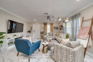 - un salon avec un fauteuil bleu et un canapé dans l'établissement Modern home 10 minutes from Fort Lauderdale beach!, à Fort Lauderdale
