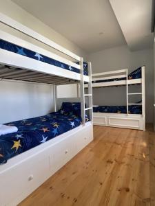 - une chambre avec 2 lits superposés et du parquet dans l'établissement Portland sea spa retreat, à Portland