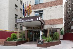 バルセロナにあるカタロニア ミカドのホテルカリフォルニアマクソッドを読む標識付きのホテル