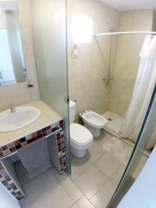 y baño con aseo, lavabo y ducha. en Departamento Entero con Pileta Calasanzs en Córdoba