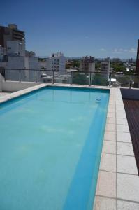 una piscina sul tetto di un edificio di Departamento Entero con Pileta Calasanzs a Córdoba