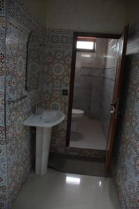 y baño con ducha, lavabo y aseo. en Ozoud high standing appartment, en Ouzoud