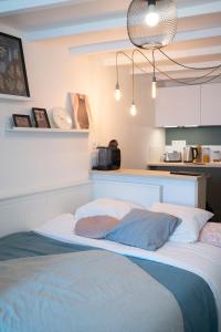 Cet appartement comprend une chambre avec un lit et une cuisine. dans l'établissement L'Alcove du Pont, à Pont-du-Château