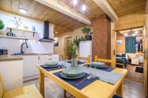 a kitchen and dining room with a table and chairs at Apartament Stryszek Alpinistyczny in Bukowina Tatrzańska