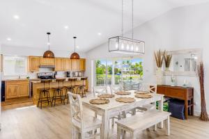 a kitchen and dining room with a table and chairs at Plaza Del Sol in Islamorada