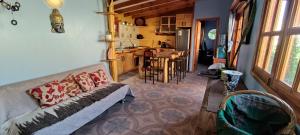 a living room with a couch and a kitchen at Casa Jardín de Hadas con Vista Panorámica in Pisco Elqui
