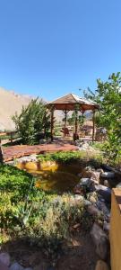 eine Holzterrasse mit einem Pavillon in der Wüste in der Unterkunft Casa Jardín de Hadas con Vista Panorámica in Pisco Elqui
