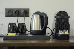 カボスにあるELEŌNAS bohotelのテーブルの上に置かれたコーヒーメーカー