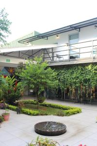 a courtyard with a fountain in front of a building at Cando Living Apartments in Central Avenue in San José