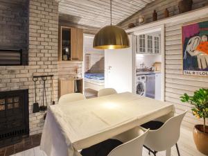 uma cozinha e sala de jantar com mesa e cadeiras em Holiday home Hornbæk IX em Hornbæk